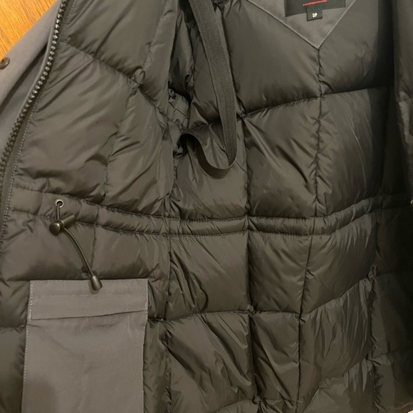 Canada Goose Coat - Picture 4 of 9